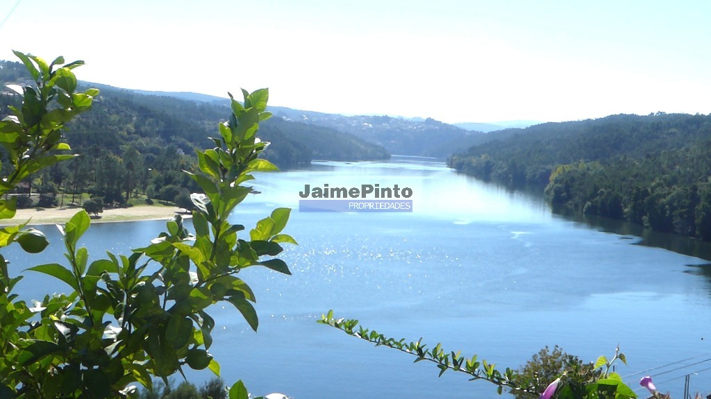 Terreno p/ contr. altura - ST - PENAFIEL